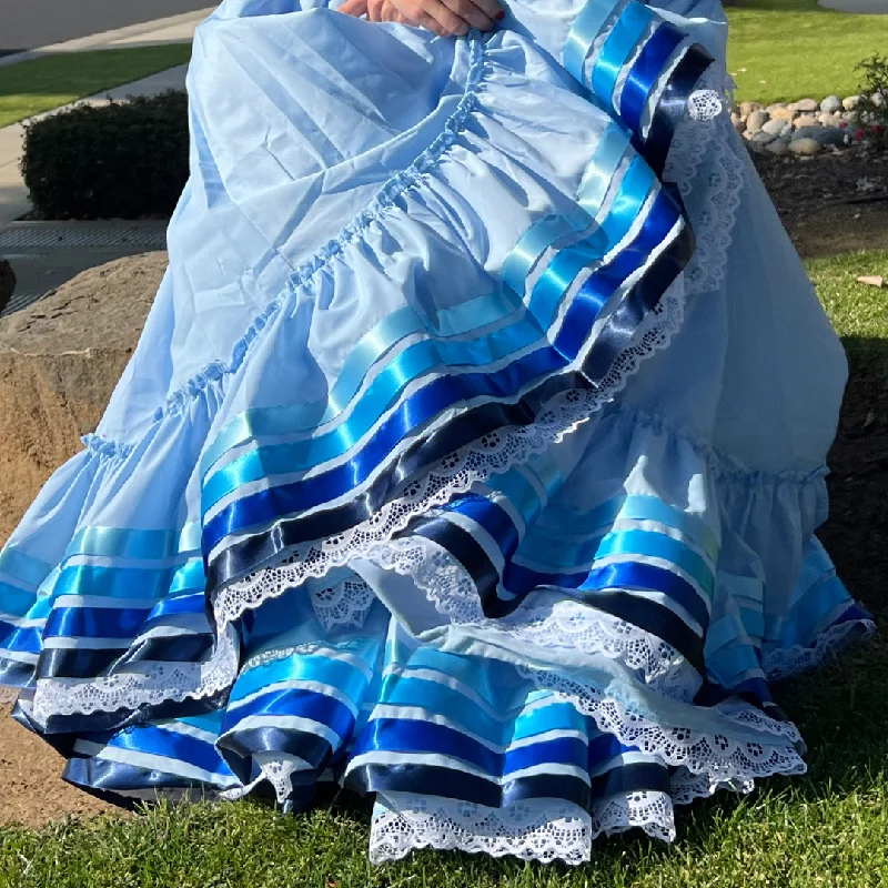 Skirts with a jacquard pattern Hoja de Maiz Folklorico Dance Practice Skirt, Doble Vuelo, Cielo Skirts with a jacquard pattern Hoja de Maiz Folklorico Dance Practice Skirt, Doble Vuelo, Cielo